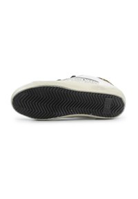 Sneaker bianco con suola in gomma nera texturizzata, caratterizzato da accenti di glitter argento e lacci neri. Il materiale superiore appare liscio.