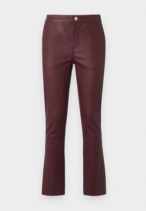Bordeaux neplederen broek met een slim fit, uitlopende onderkant, voorzakken en een metalen knoopsluiting bij de taille. Glad textuur.