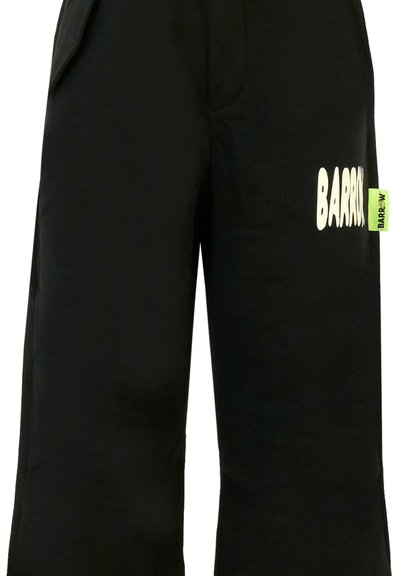 Pantaloni casual neri con una vestibilità ampia, dotati di un’etichetta giallo-verde e del logo bianco "BARROW" sul lato. Realizzati in un tessuto morbido e resistente.