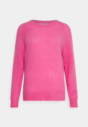 Pull rose vif à manches longues avec col rond, poignets et ourlet côtelés, présenté sur un fond blanc uni.