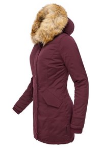 Bordo parka striukė su dirbtiniu kailio gobtuvu, užtrauktuku priekyje, šoninėmis kišenėmis ir raštuotais rankogaliais. Lygus paviršius, pritaikyta forma ir iki kelių siekianti konstrukcija.