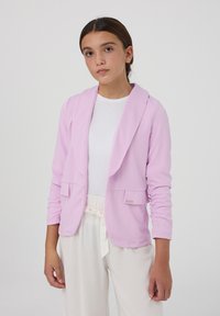 Blazer rosa chiaro con colletto a scialle, dotato di due tasche frontali e maniche lunghe. Realizzato in tessuto morbido con una texture liscia.