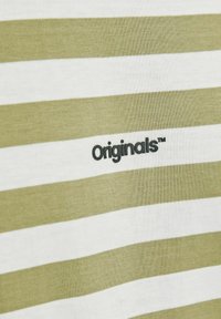 Stribet t-shirt i olivengrøn og hvidt stof med en blød tekstur. Har "Originals™" logoet i sort foran.