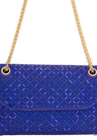 Geantă texturată albastră cu un model în diamant, curea din lanț aurie și închidere cu clapetă. Include accente metalice și un finisaj neted.