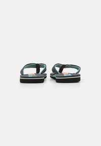 Schwarze Flip-Flops mit einem strukturierten Fußbett und kontrastierenden aqua Akzenten. Verfügt über ein Zehensteg-Design und eine dicke Sohle für zusätzlichen Komfort.
