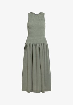 Ujjatlan olívazöld ruha, testhez simuló fodros felsőrésszel és fodros, középmagas szoknyával, kerek nyakkivágással, laza stílusban.