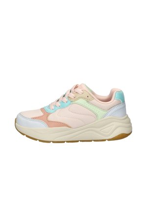Niski sneaker z pastelowymi różowymi, niebieskimi, zielonymi i białymi panelami, z zapięciem na sznurówki i masywną beżową podeszwą z gumową podeszwą na białym tle.