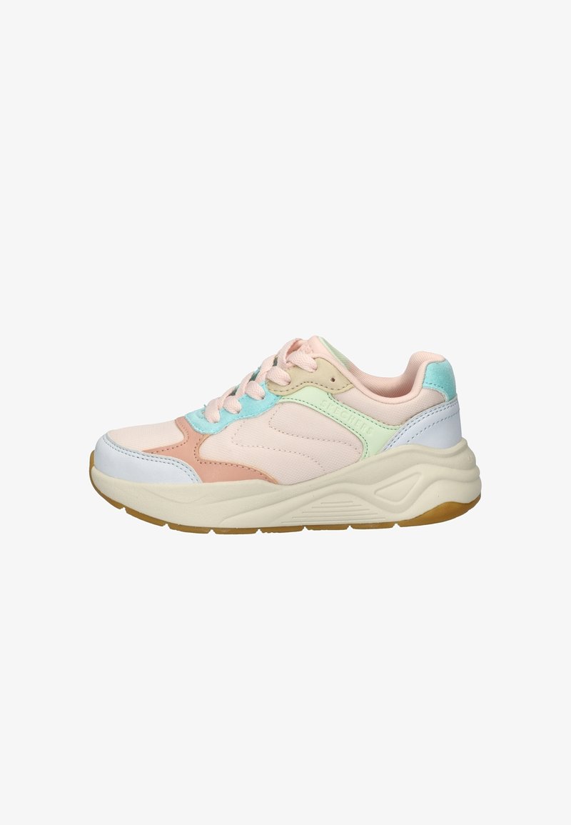 Basket basse avec panneaux rose pastel, bleu, vert et blanc, fermeture à lacets, semelle beige épaisse avec semelle extérieure en gomme sur fond blanc.