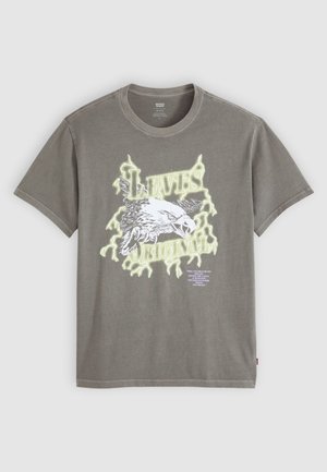 Šedé bavlněné tričko s velkým bílým a neonovým grafickým potiskem orla s textem. Krátké rukávy a kulatý výstřih.