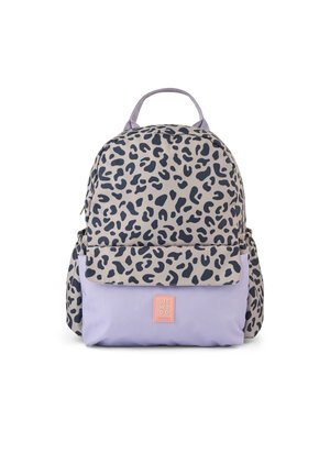 Petit sac à dos avec moitié supérieure beige et noire imprimée léopard et moitié inférieure violet clair, poche avant et poignée supérieure.