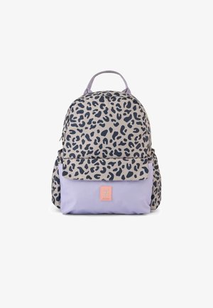 Petit sac à dos avec moitié supérieure beige et noire imprimée léopard et moitié inférieure violet clair, poche avant et poignée supérieure.