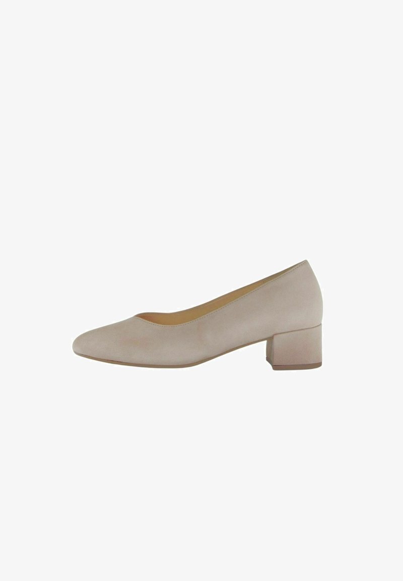 Beige Wildleder-Pumps mit niedrigem Absatz, runder Spitze und dezenten Steppnähten. Sie haben eine glatte Textur und einen Blockabsatz für Stabilität.