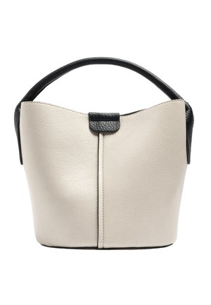 Mała kremowa skórzana torebka z czarnym, zakrzywionym uchwytem i czarnym zapięciem na zatrzask na środku góry.