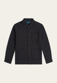 Marineblauwe button-up overhemdjacket met een kraag, twee voorzakken en een gladde stoftextuur. Metalen knopen accentueren de voorkant.
