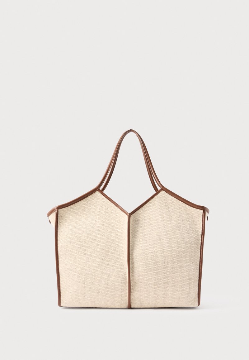 Sac cabas beige avec garniture et poignées marron, présentant un design géométrique structuré et un tissu texturé.