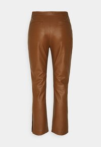 Pantalons en cuir marron avec une texture lisse, présentant une taille mi-haute, un bas évasé et des poches arrière. Accents fendus au niveau de l'ourlet.