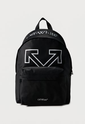 Czarny plecak Off-White z białym podwójnym strzałkowym logo na przedniej części oraz napisem „Off-White” nad suwakiem i na przedniej kieszeni.