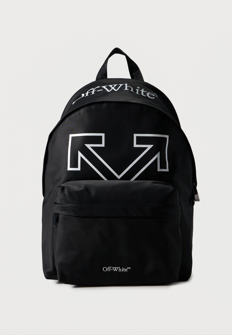Μαύρο σακίδιο Off-White με λευκό διπλό βέλος λογότυπο στο μπροστινό μέρος και το κείμενο "Off-White" πάνω από το φερμουάρ και στην μπροστινή τσέπη.