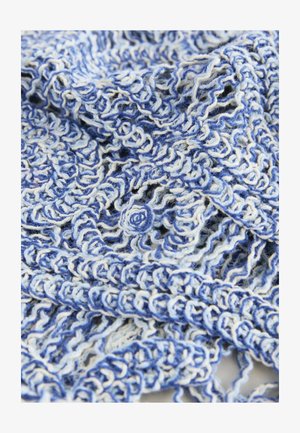 Sininen ja valkoinen virkattu tekstiili, jossa on monimutkaisia kiemurakuvioita. Pintakuvio näyttää pehmeältä ja kerrokselliselta, ja siinä on kevyt, ilmava muotoilu.