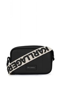 Černá obdélníková kabelka přes rameno z hladké kůže, s výrazným béžovým popruhem s černým textem a přední plaketou s logem.