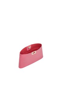 Clutch ovale in pelle rosa con una texture liscia, chiusura in oro e un interno a scomparto singolo.