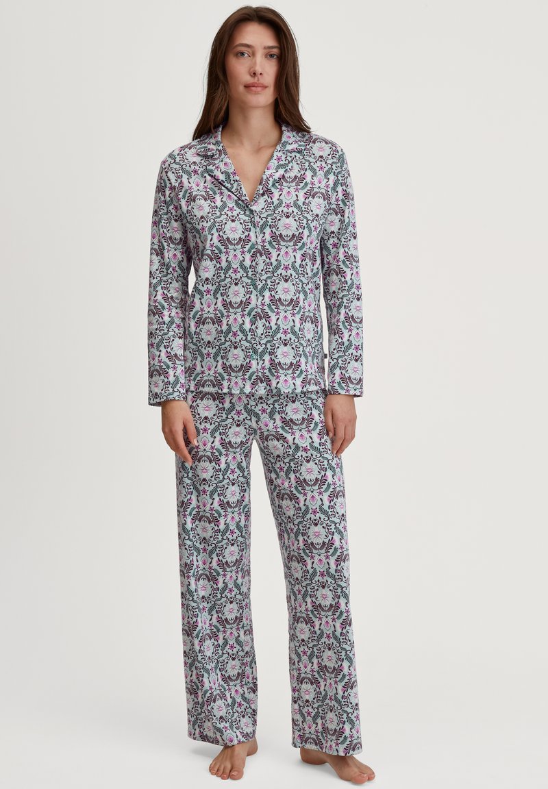 Geprinte pyjama set met een bloemenontwerp in tinten van roze, paars en groen op een lichtblauwe achtergrond; lange mouwen top en wijde broekspijpen.