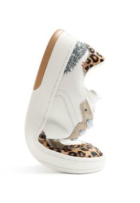 Zapatilla blanca con detalles de estampado de leopardo, detalle de purpurina en el talón y materiales texturizados. Cuenta con suela de goma y diseño cosido.