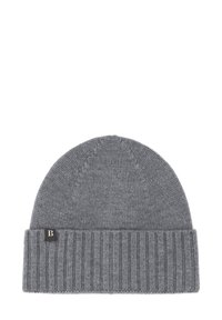 Gorro de punto gris con puño acanalado, que presenta una sutil etiqueta con el logo. La textura es suave y sin adornos, con una forma clásica.