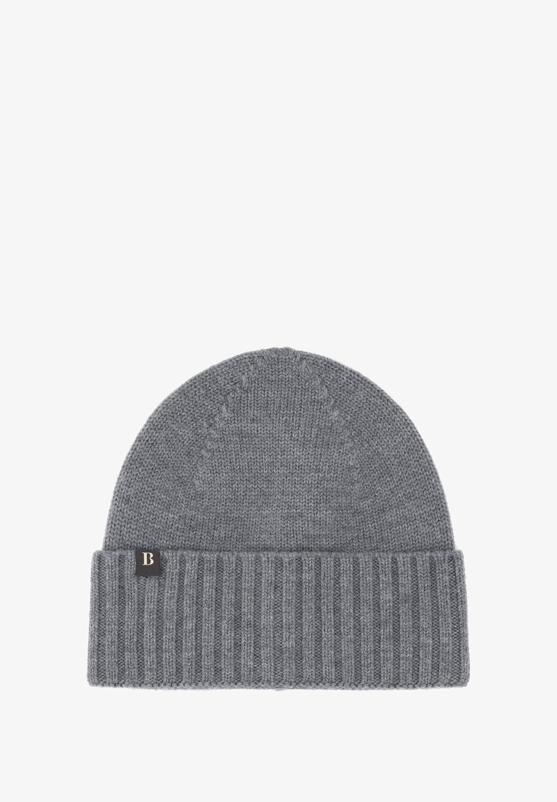 Beanie grigio lavorato a maglia con bordo a coste, dotato di un sottile etichetta con logo. La trama è morbida e priva di decorazioni, con una forma classica.