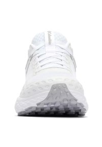 Weißer Sportschuh mit atmungsaktivem Mesh-Obermaterial, strukturiertem Gummisohlen, reflektierenden Akzenten und abgerundetem Zehendesign.