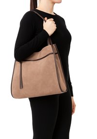 Borsa tote in suede marrone con rifiniture in pelle marrone scuro, caratterizzata da una texture morbida, manici lunghi e frange decorative sul davanti.