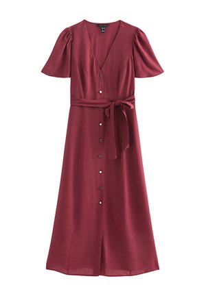 Robe rouge mi-longue avec manches courtes bouffantes, col en V, boutons sur le devant et ceinture nouée à la taille.