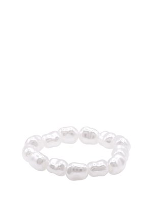 Bracciale elasticizzato realizzato con perle di acqua dolce bianche irregolari disposte in un motivo circolare su sfondo bianco.