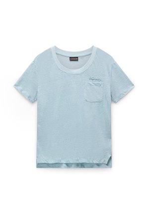 Lichtblauw kortemouwen t-shirt van zachte stof, met een ronde halslijn en een borstzak aan de linkerkant met gestikte details.