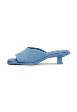 Blå åben-toe mule med lav, buet blokhæl og bred denim-lignende stofrem over foden.