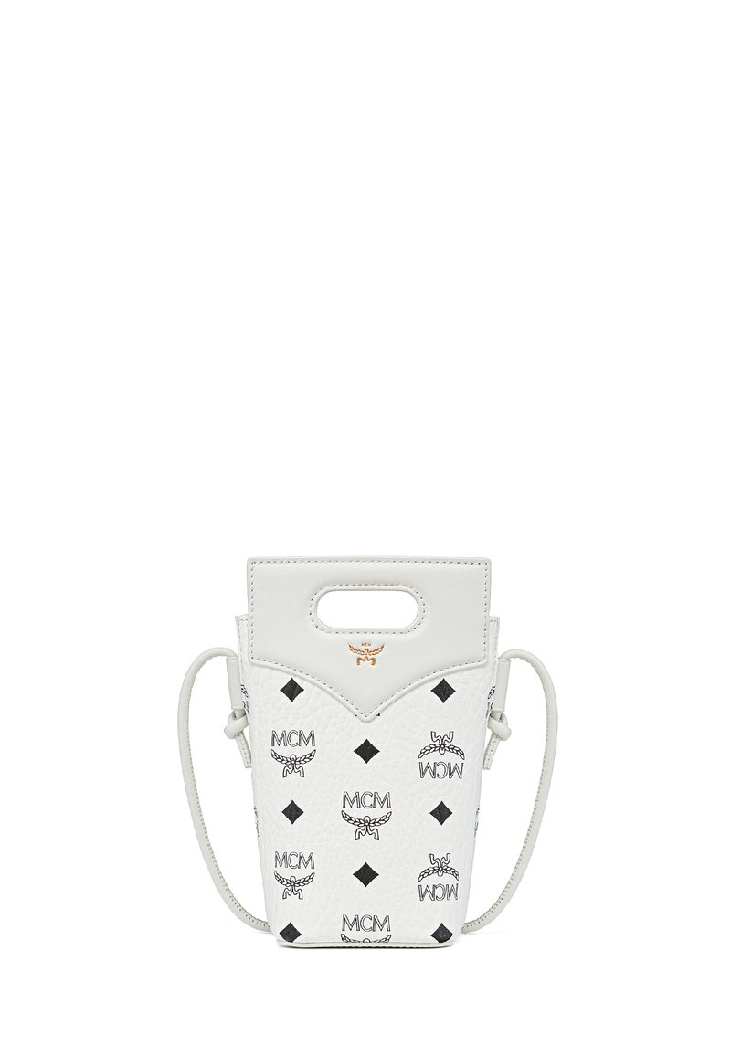 Weißer Leder-Eimerbeutel mit geprägt MCM-Logo, schwarzem Rautenmuster, oberen Griff und verstellbarem Schulterriemen. Strukturierte Oberfläche.