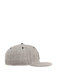 Grå stofflue med flat brem, rund krone, svarte detaljer og ventilasjonshull på toppen. Enkel, minimalistisk design uten mønstre.