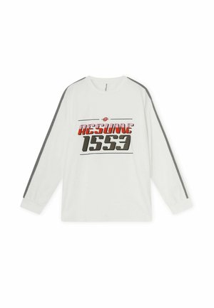 Cămașă albă cu mâneci lungi și dungi gri pe mâneci, cu text roșu și negru "RESUME 1553" pe partea frontală.