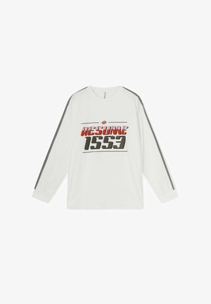 Biała koszula z długim rękawem z szarymi paskami na rękawach, na przodzie znajduje się czerwono-czarny napis "RESUME 1553".