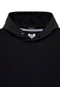 Sort pullover med en kontrasterende hætte, med en frontlås og et mærke der står "WEEKEND ADMIT NOTHING." Glat tekstur.