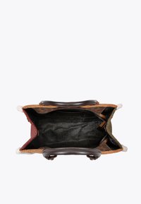 Borsa a più tasche con esterno in pelle color cuoio, dettagli rossi e verdi, e un interno nero a fantasia. Presenta doppi manici e una superficie liscia.