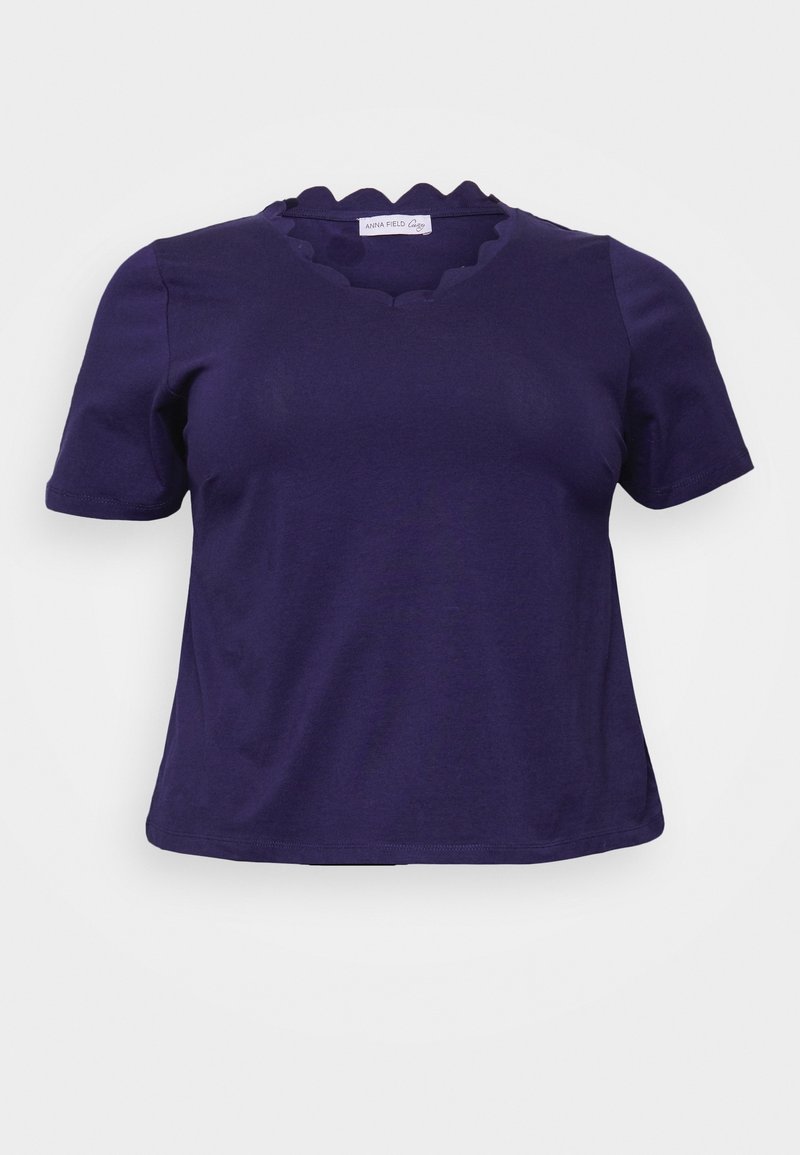 Mörklila t-shirt med kort ärm och scallopad halsringning, gjord av mjuk bomull. Avslappnad passform med en slät yta och inga synliga mönster.