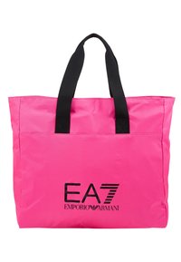 Růžová nylonová taška s černými rukojeťmi a logem EA7 Emporio Armani v černém potisku na přední straně, s pevnou obdélníkovou strukturou.