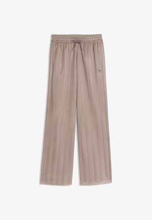 Beżowe spodnie o szerokich nogawkach z elastycznym pasem, sznurkiem do regulacji, bocznymi kieszeniami, subtelnymi pionowymi paskami oraz małym logo Puma na prawej udzie.