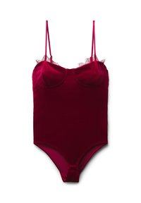 Body in velluto di un rosso intenso con bordino in pizzo all'escollatura e spalline regolabili. Vestibilità sleek con una texture liscia e senza chiusure visibili.