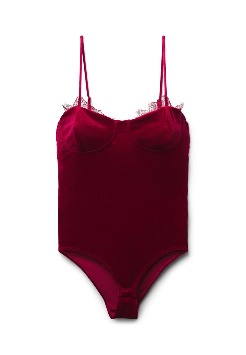 Body in velluto di un rosso intenso con bordino in pizzo all'escollatura e spalline regolabili. Vestibilità sleek con una texture liscia e senza chiusure visibili.