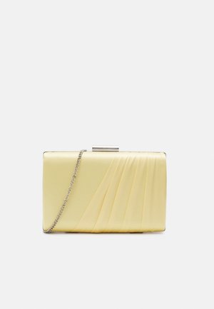 Prostokątna jasnożółta kopertówka z satyny z ukośnymi zakładkami, srebrnym zapięciem i odpinanym srebrnym łańcuszkiem na białym tle.