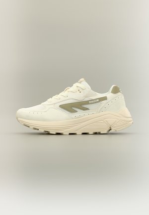 Chaussure de sport blanche en mesh et matériaux synthétiques. Dotée d'une semelle épaisse, d'accents beige subtils et d'une finition texturée.