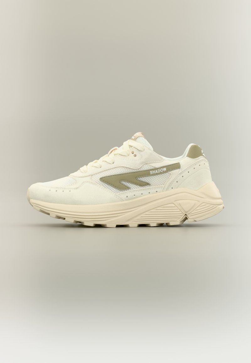 Balts sporta apavs no tīkliņa un sintētiskajiem materiāliem. Tam ir masīva zole, smalkas bēša krāsas akcenti un fakturēts virsējais slānis.