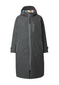 Parka larga gris con cierre frontal y capucha. Presenta bolsillos con cremallera, ribetes en blanco contrastante y un forro multicolor. Textura de tela suave.